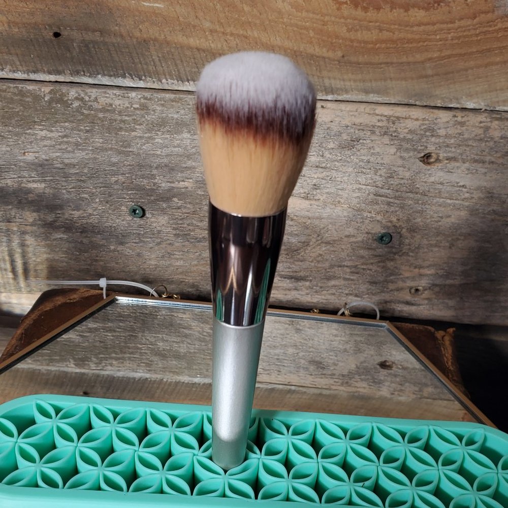 Large Professional Powder Brush - Silver & Beige